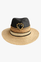 Sombrero artesanal con corazón negro y aplicaciones decorativas