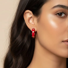 detalle de aretes rojos con esmalte brillante y cristales mujer