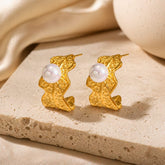 Aretes Hoja Dorada con Perla – Acero Inoxidable