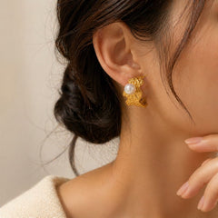 Aretes Hoja Dorada con Perla – Acero Inoxidable