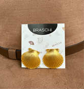aretes dorados en forma de concha inspirados en el mar mujer