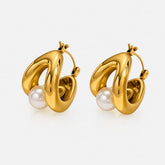 aretes dorados esculturales con perla diseno moderno elegante mujer