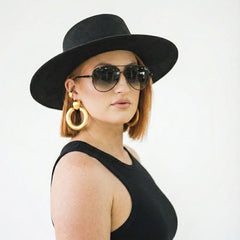 aretes dorados matte con acabado suave y elegante mujer
