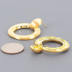 aros dorados minimalistas estilo chic y sofisticado mujer