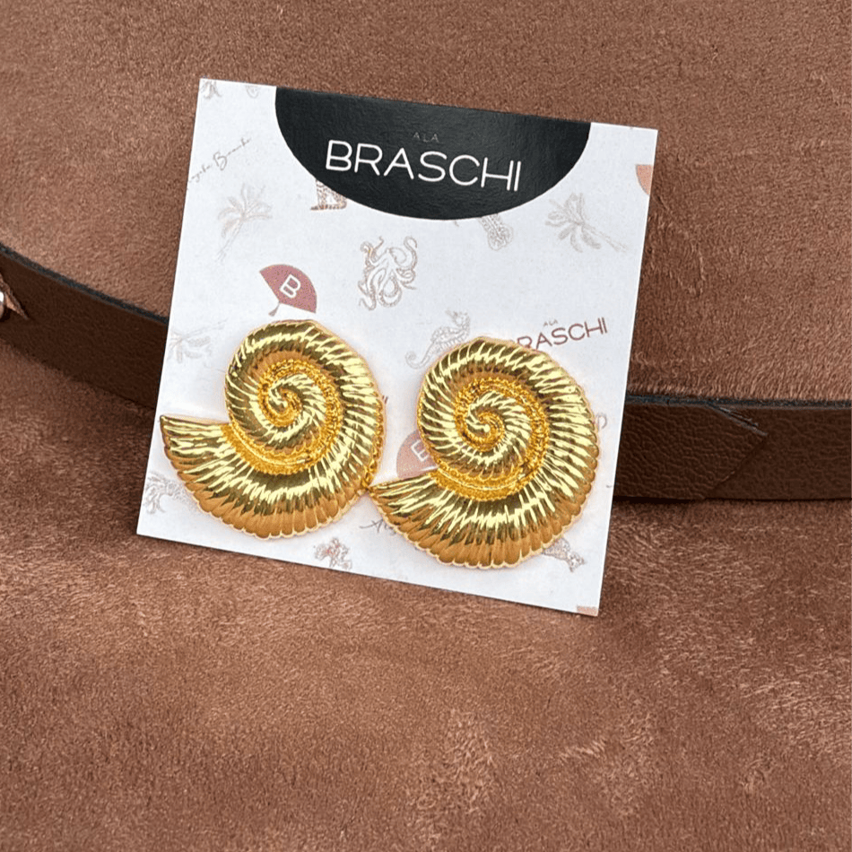 aretes dorados inspirados en conchas marinas elegantes mujer
