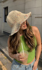 Mujer usando el sombrero Bucket Confeti beige con delicados detalles multicolor en un look casual de verano.