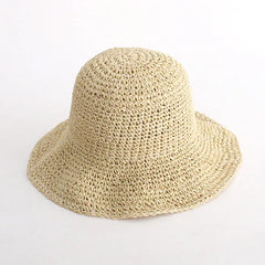 Bucket Hat Confeti de fibra natural color beige con delicados detalles multicolor, ideal para verano, vacaciones y looks resort.