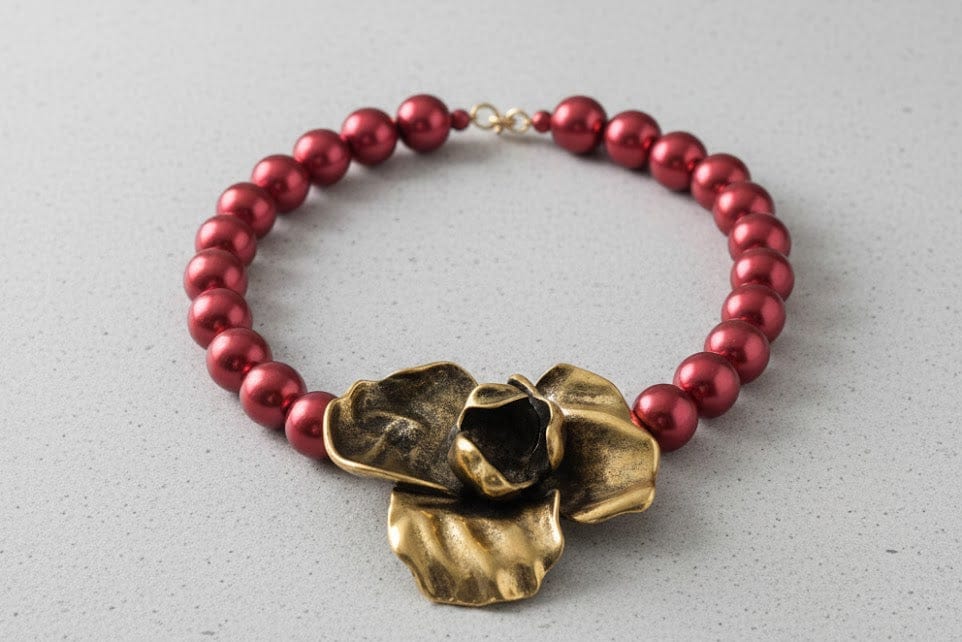 collar rojo statement con flor dorada elegante para mujer