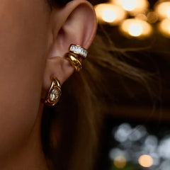 Ear cuff dorado Destello Lux con cristales baguette lucido en la oreja