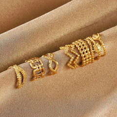 mujer usando set de earcuffs dorados modernos y elegantes