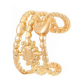 earcuff dorado escultural con detalle solar elegante mujer