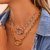 Collares Entrelazo dorado y plateado combinados en layering sobre modelo