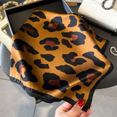 Pañoleta animal print satinada color camel negro y café de 70 x 70 cm