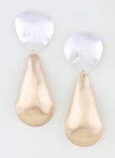 aretes escultóricos multimetal en tonos plata y champagne matte