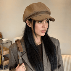 Modelo con gorra Lin de lana color camel estilo Gatsby, visera curva y cinturón decorativo