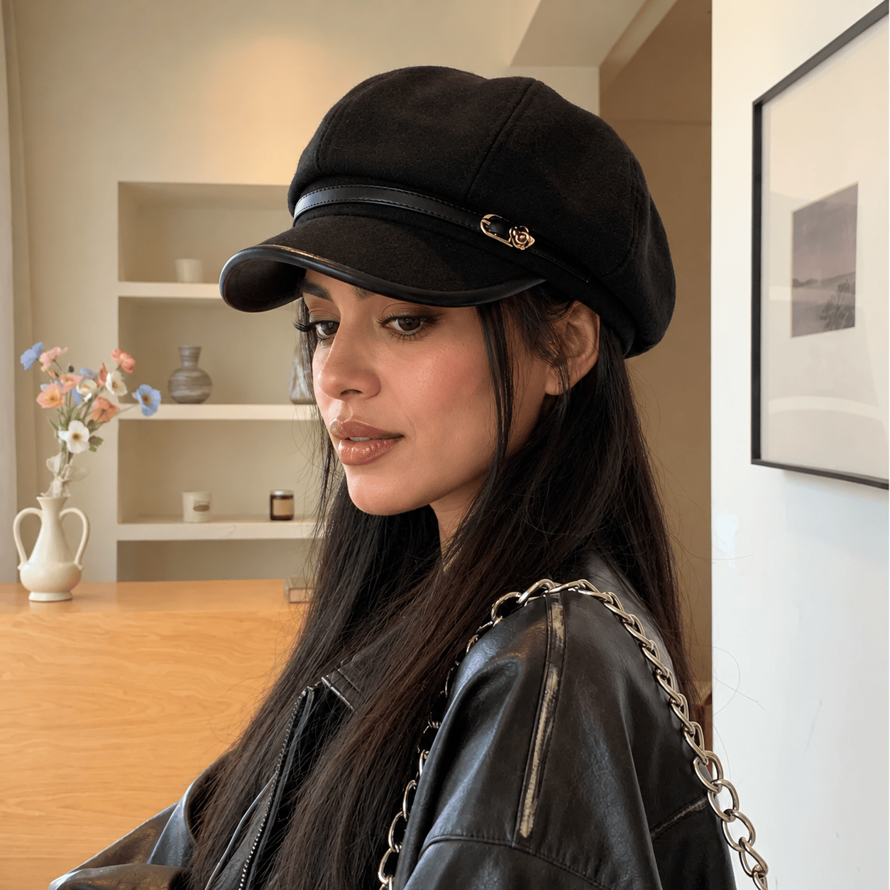 Modelo con gorra Lin de lana negra estilo Gatsby, visera curva y cinturón decorativo