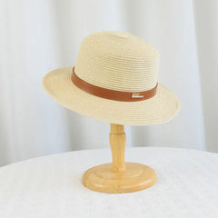 Sombrero boater Lucía color crema de ala ancha y copa plana con banda camel
