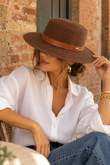 Sombrero boater Lucía color café de ala media-ancha y copa plana lucido por modelo