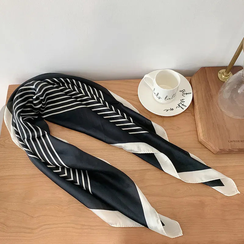 Pañoleta satinada de rayas en negro y marfil de 70 × 70 cm ideal para cabello, cuello, sombreros y bolsos.