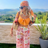 mujer usando pañoleta satinada mediterránea perfecta para look de playa, salida o exteriores super fashion