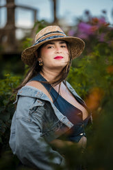 sombrero mujer estilo pamela ala media con borlas azul indigo