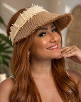Modelo luciendo la visera Mare beige con cintillo en tono marfil para un look elegante de verano.