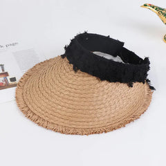 Visera Mare con cintillo negro y ala amplia para proteger del sol con estilo.