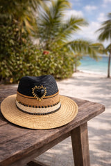 Sombrero fedora en dos tonos con detalles negros y dorados estilo elegante