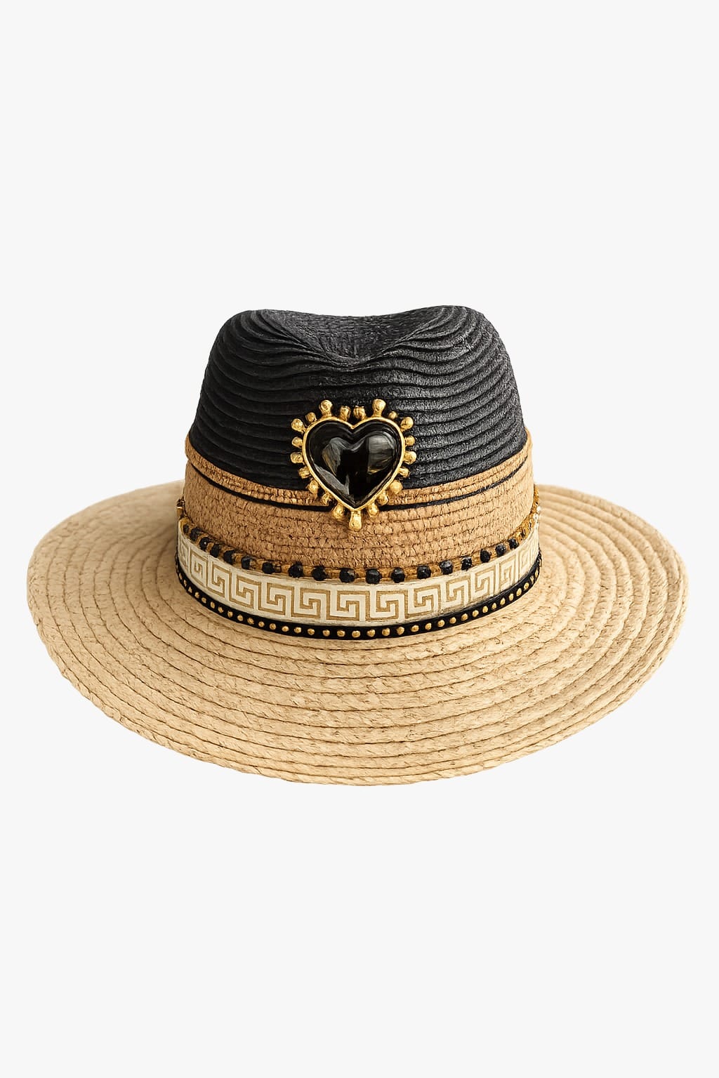 Sombrero artesanal con corazón negro y aplicaciones decorativas