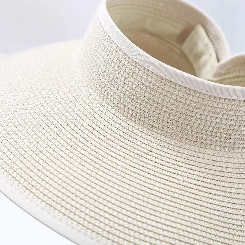 Detalles de la visera de paja en beige
