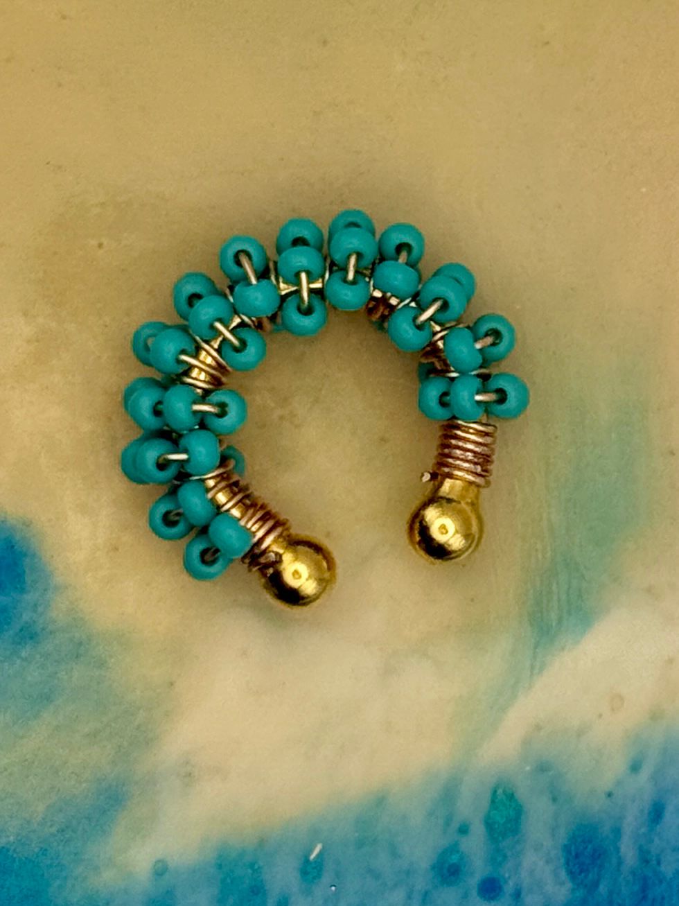 Entre tejidos Earcuff