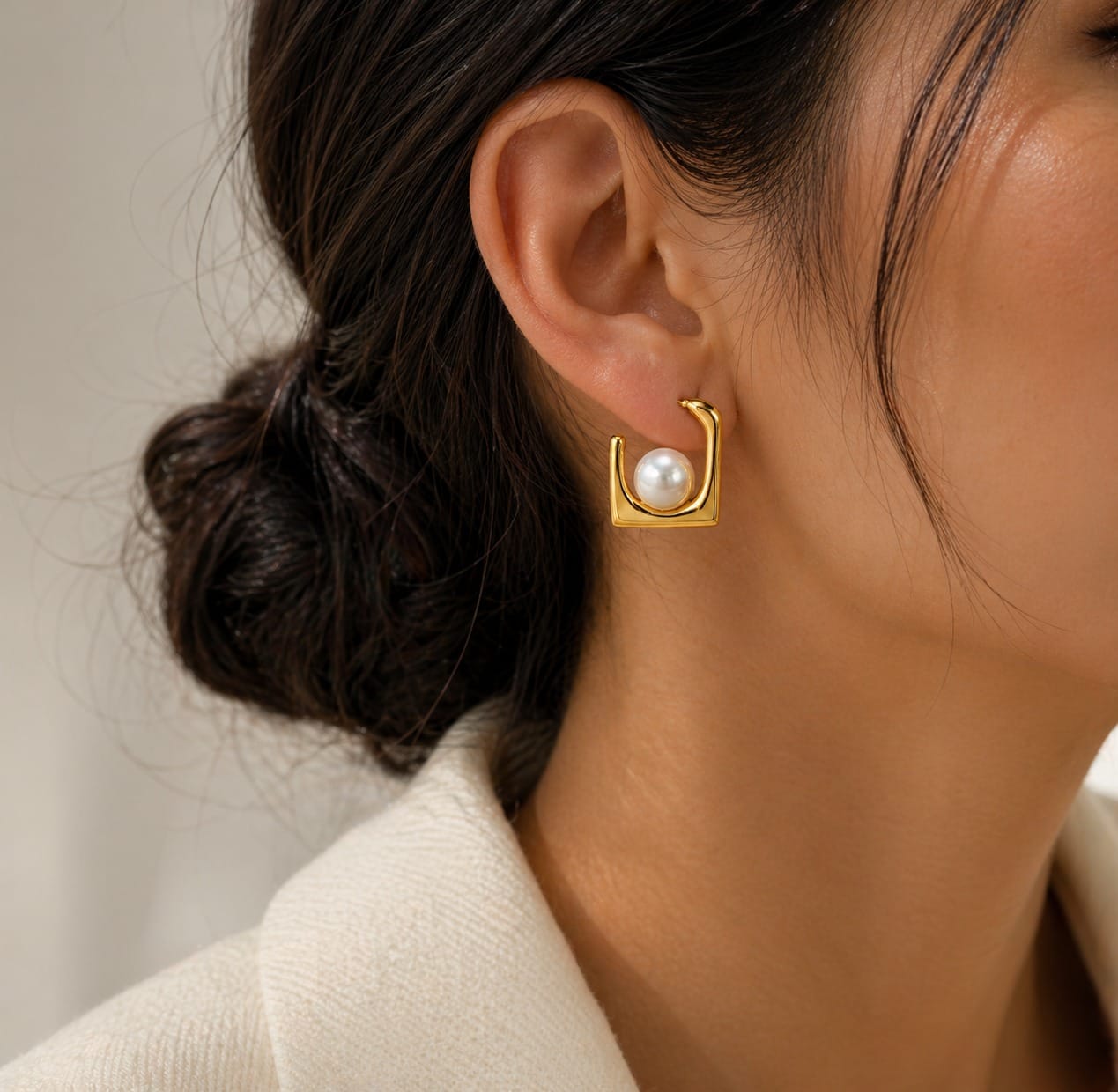 aretes de perla dorados diseño geométrico elegante mujer