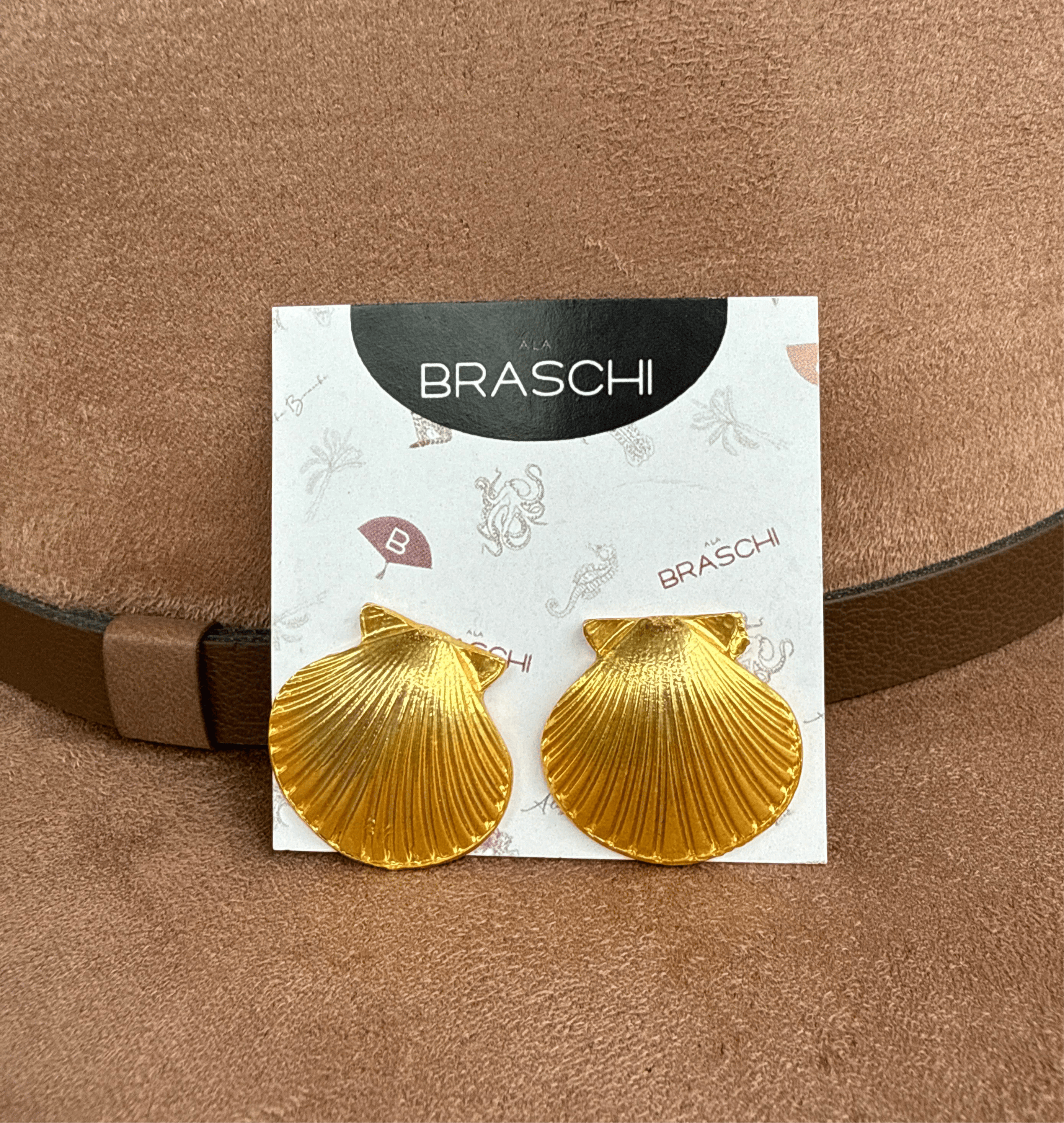 aretes dorados en forma de concha inspirados en el mar mujer