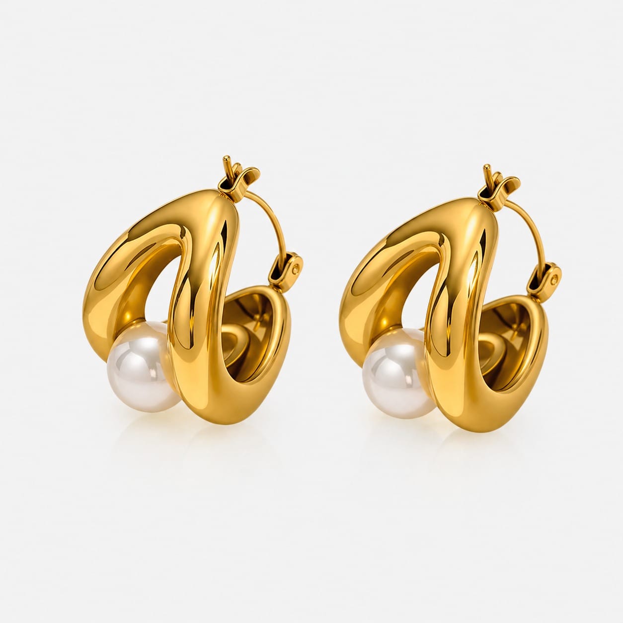 aretes dorados esculturales con perla diseno moderno elegante mujer