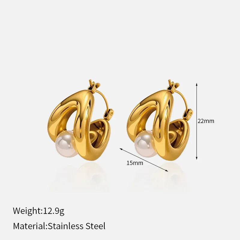 aretes dorados con perla mostrando medidas y detalle moderno