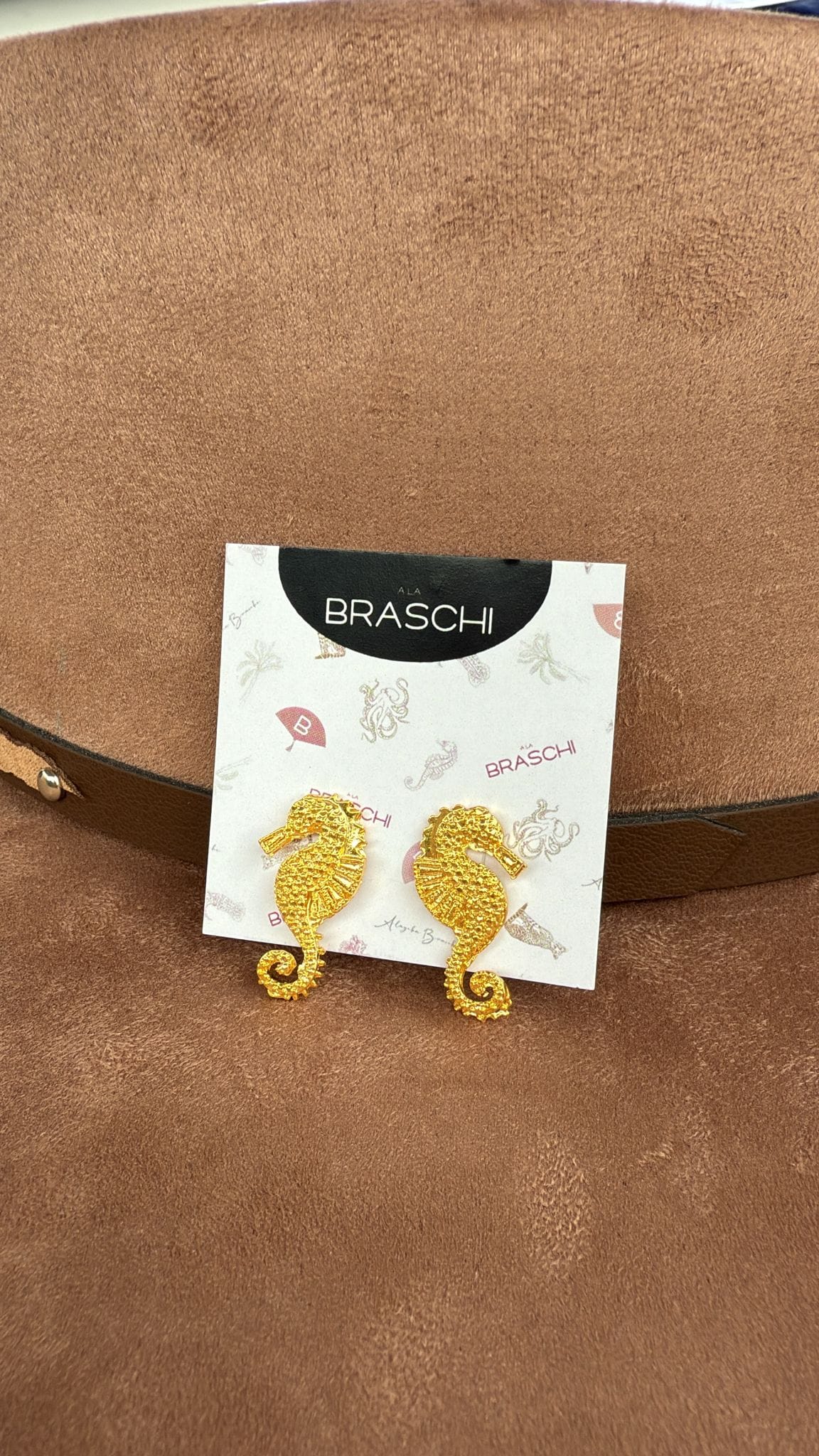 aretes dorados de caballito de mar inspirados en el oceano mujer