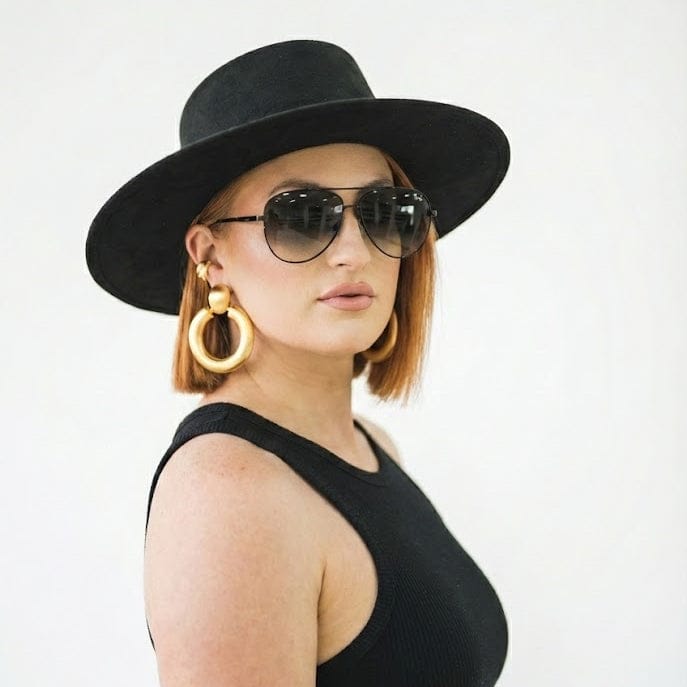 aretes dorados matte con acabado suave y elegante mujer