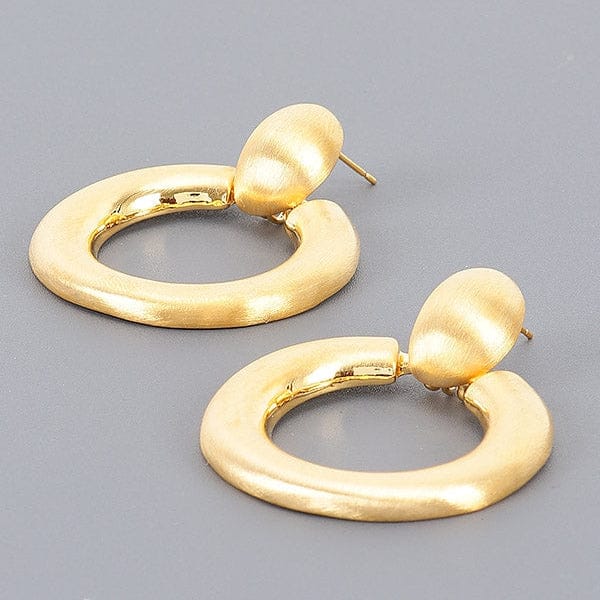 aros dorados modernos con acabado satinado elegante mujer
