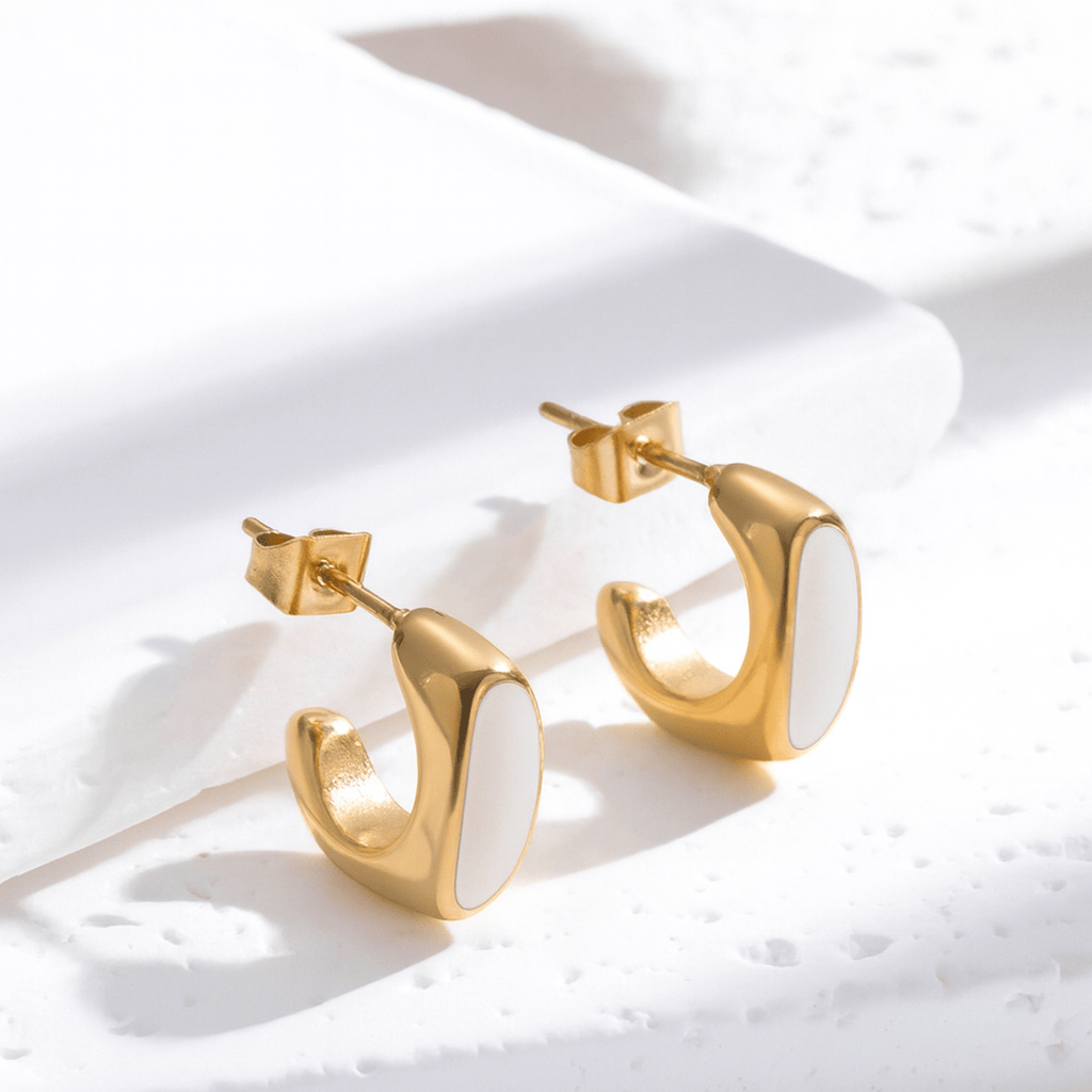 mini hoops dorados con detalle nacarado minimalista elegante