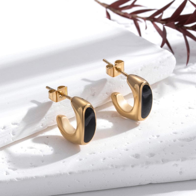 mini hoops dorados con detalle negro elegante mujer