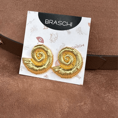aretes dorados inspirados en conchas marinas elegantes mujer