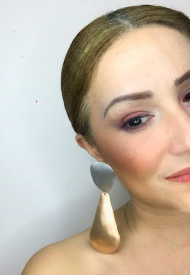 aretes modernos tipo gota con diseño elegante y artístico