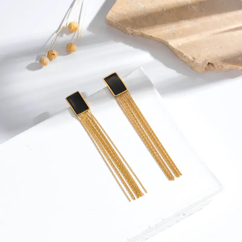 aretes largos negros con cadenas doradas elegantes mujer