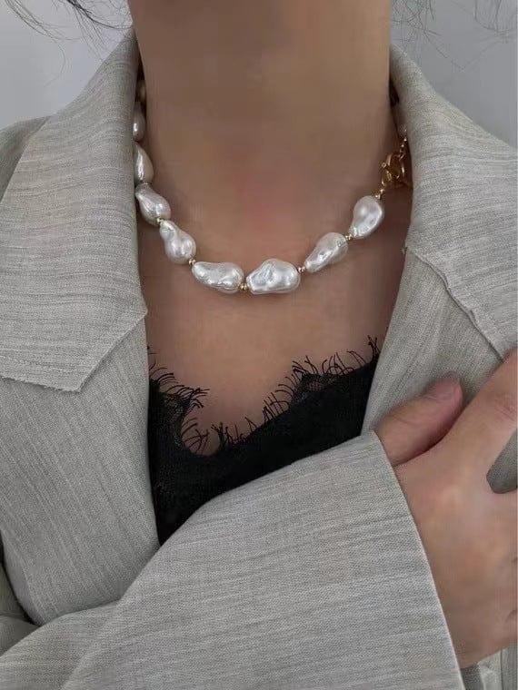 Collar Bahía Blanca de perlas esculturales con cierre dorado tipo T-Bar para mujer.