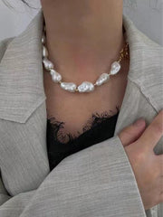 Collar Bahía Blanca de perlas esculturales con cierre dorado tipo T-Bar para mujer.