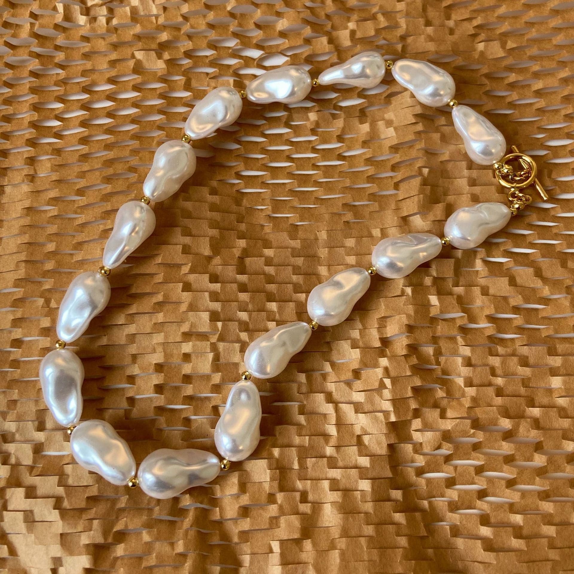 Collar de perlas esculturales Bahía Blanca sofisticado para eventos y ocasiones especiales.
