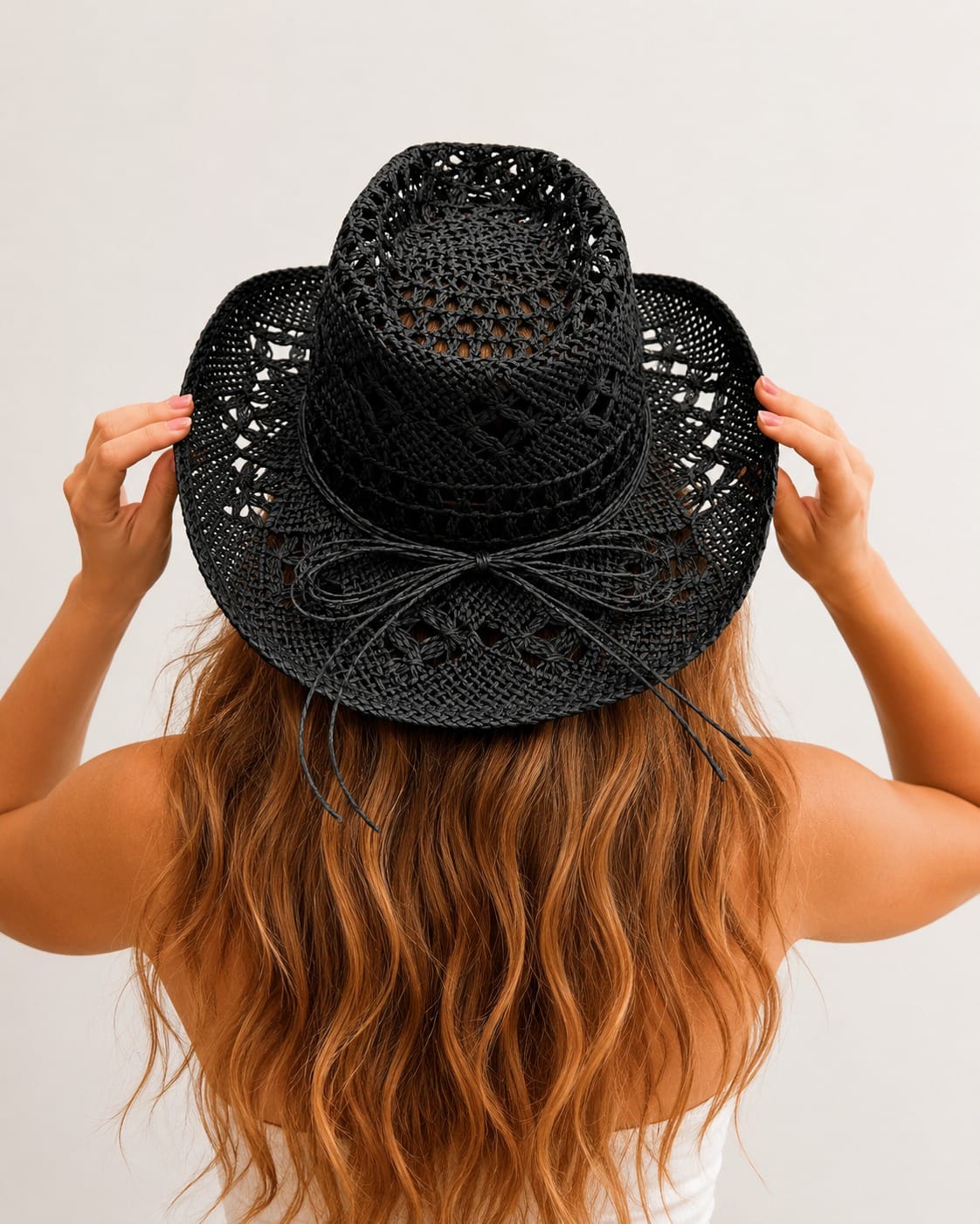 Modelo luciendo el sombrero Black King cowboy negro calado.