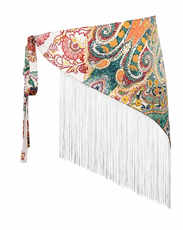 Cinturón pañoleta Bohemia Chic con paisley multicolor sobre fondo blanco, amarre lateral y flecos blancos largos.