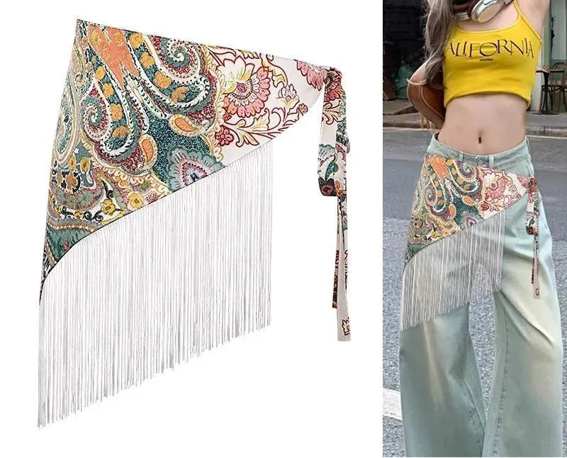 Cinturón pañoleta Bohemia Chic paisley multicolor con flecos blancos, mostrado solo y puesto sobre pantalón verde claro.