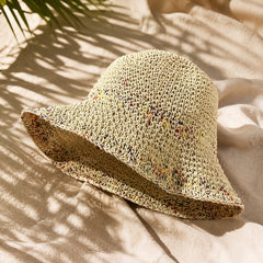 Sombrero Bucket Confeti color beige con detalles multicolor elaborado en papel reciclado sobre fondo neutro.